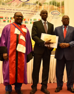 The winner received his prize from Jean De Dieu Moukagni-Iwangou, Minister of State for Higher Education and Scientific Research of Gabon (right), and Bertand Mbatchi, Secretary General of CAMES (left)